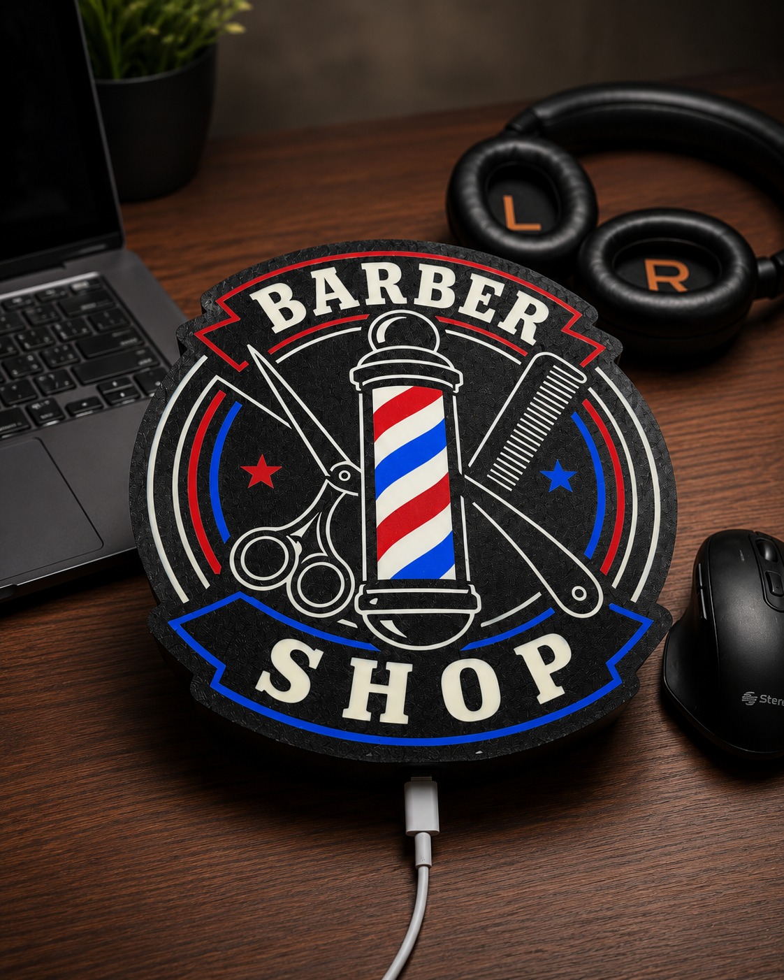 Lightbox personalizado de barbería sobre escritorio con laptop, mouse y audífonos.