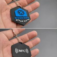 Llaveros NFC personalizados fabricados por Axocore.